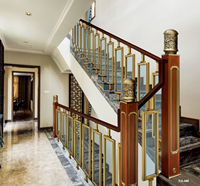 Balustrade en verre de main courante en laiton de luxe moderne pour escaliers, terrasse, extérieur, intérieur, sol de villa avec design décoratif élégant