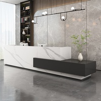 Comptoir d'accueil au design moderne et épuré, finition laquée, avec tiroir pour gérer les câbles, idéal pour hall d'entreprise, hall d'hôtel, salon de beauté, bar