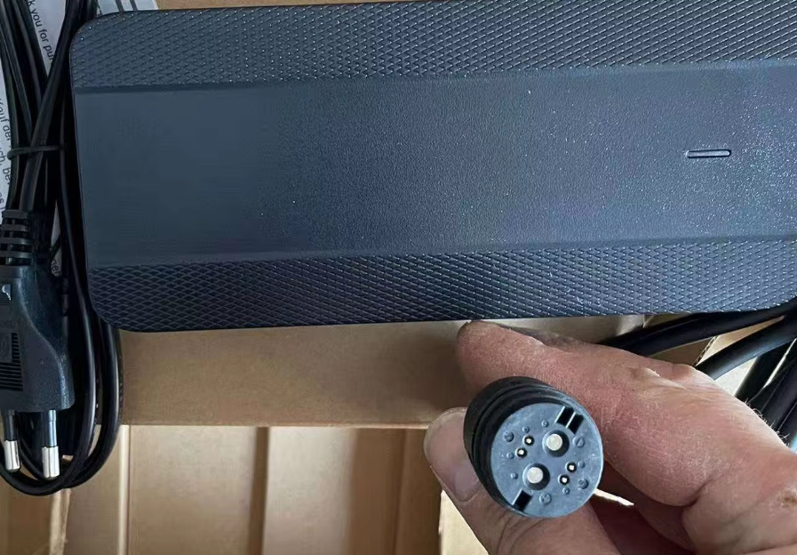 Chargeur Rosenberger noir 42V 4A