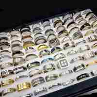 Vente Flash Mode : Lots de 100 Bagues Mixtes en Acier Inoxydable Plaqué Or et Zircon, Style Vintage, pour Hommes et Femmes, Prix de Gros Abordable