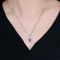 Pendentif en or massif 18 carats avec rubis naturel non chauffé du Mozambique, serti sur le côté avec 10 diamants, idéal pour les banquets et la collection.