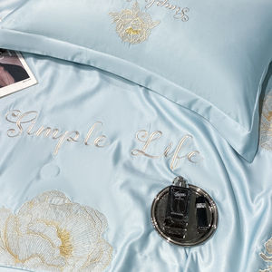 Parure de lit 4 pièces en soie glacée bleue brodée de roses dorées, collection été 2025 - Product Image 6