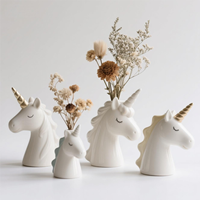 Vase en céramique en forme de licorne. Conception personnalisée en 3D peinte à la main, un vase sculptural magique pour fleurs séchées et décoration enchantée.