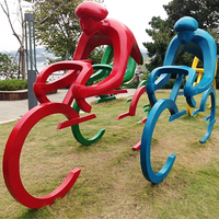 Décoration de grand jardin extérieur sculpture en fibre de verre personnage cycliste statue personnalisée thème du Festival sculpture géante en résine