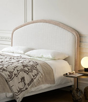 Lit moderne en tissu rembourré avec cadre en acier et dossier haut, style crème français, tailles King/Queen 1,8m/1,5m, design durable