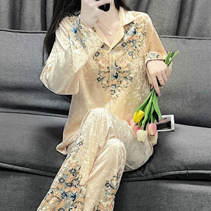 {En stock} Pijamas de terciopelo térmico de alta gama para mujer, forrados de lana para invierno, manga larga, longitud completa, con diamantes dorados, ropa de casa ODM One - Product Image 1
