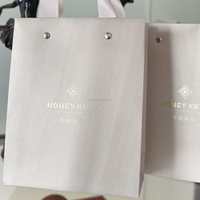 Sac en papier blanc de luxe personnalisé avec poignée en ruban, feuille d'argent, réutilisable pour la promotion, emballage alimentaire et cosmétique, artisanat