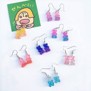 Nuevos pendientes de oso de gelatina de Color Ombre de moda al por mayor de alta calidad, bonitos pendientes de gota de oso de goma con purpurina de resina para niñas y niños - Product Image 1