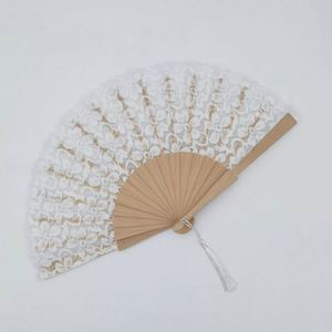 Éventail à main en dentelle blanche écologique avec baleines en bois pour mariage et fête - Product Image 1