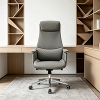 Chaise de bureau exécutive en cuir, dossier haut, pivotante, réglable, avec structure en chrome poli et support lombaire