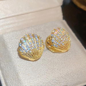 Pendientes E3131 con Carcasa Dorada y Cristales de Estrás con Engaste de Puntas para Uso Diario Femenino, Estilo Clásico - Product Image 5