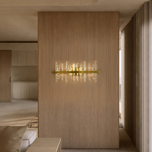 Applique murale horizontale de luxe simple avec tige en cristal et plaque arrière en laiton pour éclairage mural résidentiel et commercial - Product Image 1