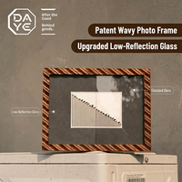 Marco de Fotos Magnético de Madera Sólida Ecológico con Patrón de Ondas, Decoración Creativa para Escritorio, Almacenamiento Personalizable, Impresión Giclée Encajable