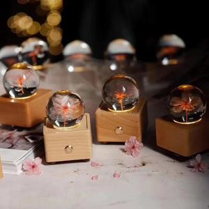 Lovebay, regalos de Navidad para bodas, flores de cerezo individuales reales en bola de cristal con luz LED, Bola de flores preservadas - Product Image 3