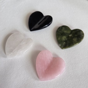 Planche de massage facial anti-poches en forme de cœur 3D en quartz rose et aventurine verte, Gua Sha pour le visage, vente en gros - Product Image 6