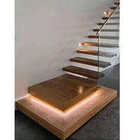 Escalier flottant intérieur avec système d'éclairage LED intégré