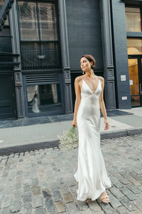 <span class=keywords><strong>Abito</strong></span> da Sposa di Lusso Firmato, Vestito <span class=keywords><strong>Lungo</strong></span> da Sera Moderno di Alta Gamma in <span class=keywords><strong>Raso</strong></span> <span class=keywords><strong>Bianco</strong></span> Senza Spalline con Schiena Scoperta e Vestibilità Aderente - Product Image 2