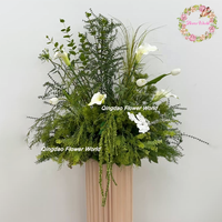 Décoration d'allée de mariage : Arrangements floraux réalistes en verdure artificielle, fausses herbes, orchidées et lys Calla, centres de table