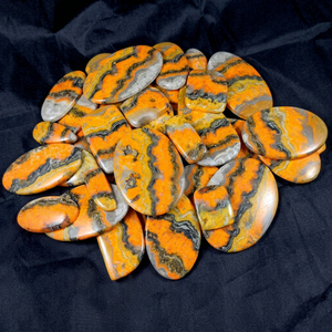 Vente en gros Radha Arts Jaspe abeille jaune naturel, cabochons de formes variées 25-45mm, pierres précieuses en vrac pour la fabrication de bijoux - Product Image 1