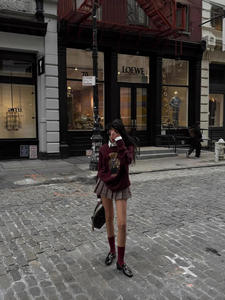 Свитер из полиэстера с вышивкой, свободного кроя, с круглым вырезом, с длинными рукавами, осенне-зимний, в мультяшном стиле, из серии «Медведи», омолаживающий - Product Image 3