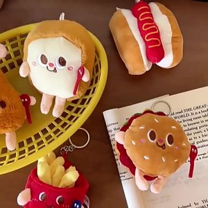 Llavero de Peluche de Alta Calidad con Diseño de Hamburguesa, Papas Fritas, Patas de Pollo, Pan y Perrito Caliente - Product Image 3