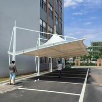 Structure de membrane en tissu tendu sur mesure pour abri de stationnement public