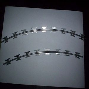 Fil de fer barbelé en spirale galvanisé, durable et écologique, <span class=keywords><strong>pour</strong></span> barrière de sécurité et d'isolation des limites urbaines municipales - Product Image 2