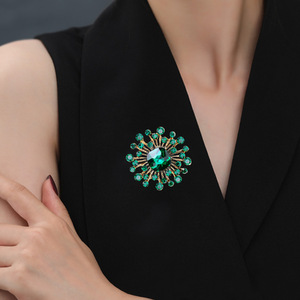 เข็มกลัดดอกไม้หรูหราทันสมัยเคลือบทองแบบกำหนดเองสำหรับทุกเพศ - เข็มกลัดสำหรับงานแต่งงานและงานหมั้น - Product Image 2