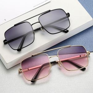 Lunettes de soleil carrées à double pont personnalisables avec logo, tendance 2025, pour hommes et femmes, protection UV400, en métal, style pilote, pour la conduite - Product Image 1