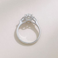 Bague ovale à tige droite avec trois diamants en laboratoire blancs 18 carats, sertie de 4 griffes, pour femme