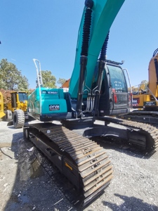 Mini pelle sur chenilles Kobelco K260LC d'occasion de haute qualité, poids en ordre de marche de 8 tonnes, Hitachi avec moteur Yanmar et Hino, en bon état - Product Image 4