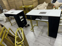Table de manucure multi-places en velours noir avec cadre en métal doré, adaptée aux salons de beauté et de manucure haut de gamme