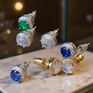 Orecchini a Perno Classici in Argento 925 Placcato Oro 18K con Cristalli e Strass, Montatura a Griffe, Unisex per Uso Quotidiano, Oro Bianco con Diamanti Verdi - Product Image 2