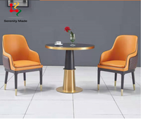 Zeitgenössischer Luxus-Bistrotisch, Anpassbare Marmorplatte mit Gold- und Schwarzmetallgestell für Café, Hotel