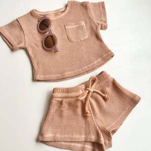 Ensemble décontracté deux pièces pour garçons : T-shirt épais à poches et short à cordon de serrage en tissu gaufré - Product Image 5