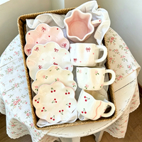 Ensemble de vaisselle en céramique ondulée à motif floral et nœud cerise, avec assiette et tasse étoile rose à bords festonnés irréguliers, pour le petit-déjeuner, le thé de l'après-midi et la maison