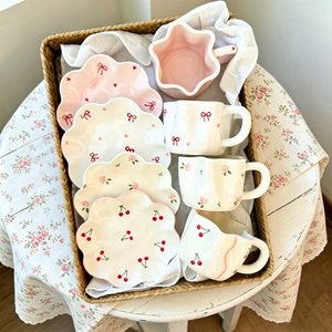 Ensemble de vaisselle en céramique ondulée à motif floral et nœud cerise, avec assiette et tasse étoilée rose, pour le petit-déjeuner, le thé de l'après-midi et la maison - Product Image 1