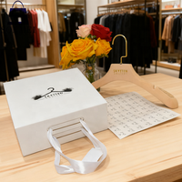 Boîte en carton personnalisée avec poignée pour emballage de vêtements et de chaussures cadeaux