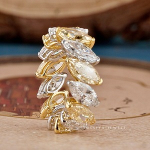 Anillo de diamantes de joyería fina con piedra central de corte esmeralda radiante y banda pulida elegante para un compromiso sofisticado. - Product Image 3