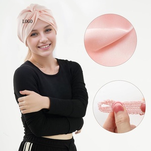 Bonnet en Soie Noir et Rose Personnalisé avec Logo pour Femmes, Idéal Cheveux Bouclés Naturels, Bonnet de Nuit avec Bande Élastique - Product Image 1