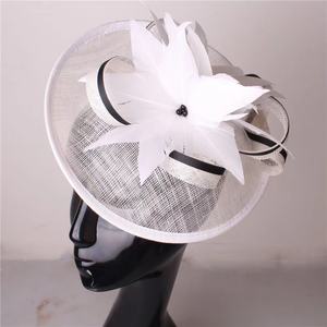 Fascinator de mariée haut de gamme en sinamay et dentelle, orné de plumes, voile et broche florale, pour Tea Party, Kentucky Derby, Église - Product Image 2