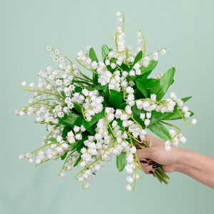 Bouquet de lys artificiels Gardenia et muguets blancs en plastique et soie pour mariage et décoration intérieure - Product Image 2