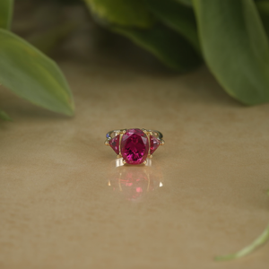 Bague élégante pour femme Fine SmileJoyas en acier inoxydable 316L plaqué or PVD avec pierre centrale en pierre précieuse rouge sertie à griffes, idéale pour le quotidien - Product Image 3