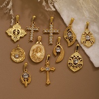 L'Archivée du Gardien |   Charmes protecteurs vintage en acier inoxydable plaqué or 18K PVD |   Pendentifs rétro en forme de croix, amulette et talisman