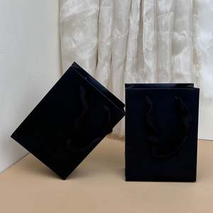 Bolsas de Compra de Papel Negro de Lujo con Asa de Cinta, Impresión Offset, Logotipo Personalizable para Boutique, Artesanía, Embalaje de Velas - Product Image 4