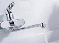 Mitigeur de bain et de douche à corps chromé mural chaud et froid