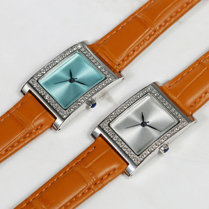 Montre pour femme de luxe carrée tendance 2025 avec diamants de qualité supérieure, montres personnalisables - Product Image 1