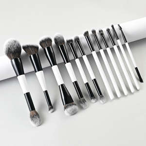 Ensemble de 12 pinceaux de maquillage HeXue noir et blanc à double tête avec logo personnalisé, manches en bois, poils en fibres synthétiques pour application visage - Product Image 3