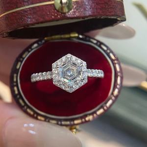 Bague de fiançailles et de soirée en diamant de laboratoire de luxe léger, de forme irrégulière, pour femmes - Product Image 2