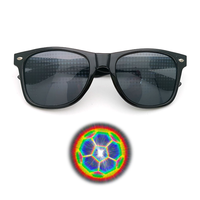Lunettes de soleil unisexes QY 2026 à monture intégrale UV400 avec verres bleus/noirs, logo rouge et effet de diffraction pour les événements sportifs et les soirées